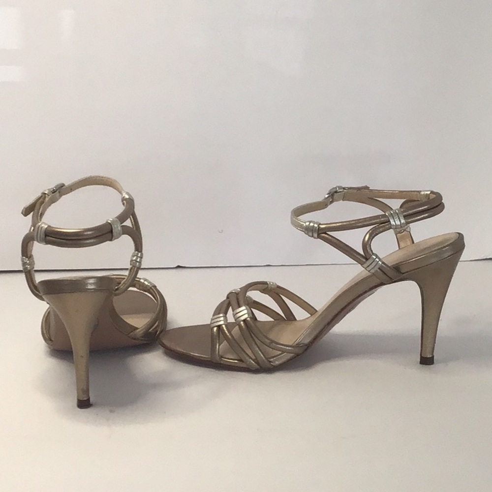🔥🔥 50% OFF 🔥🔥.  TAHARI.   Sandals